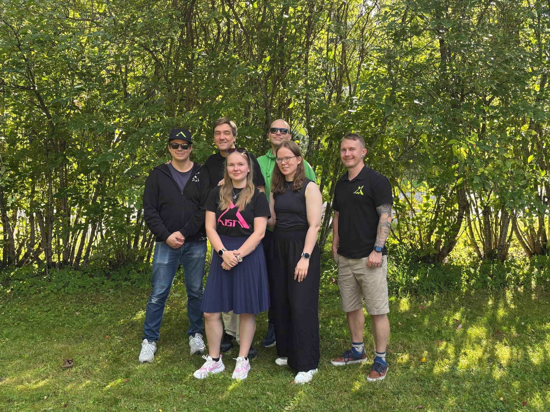 Kuvassa Aistin vasta valittu hallitus poseeraamassa lehtisen puuaidan edessä. Kuvassa vasemmalta oikealle Arttu Cowell, Markus Tihumäki, Jasmin Mikkola, Antti Latikka, Miina Grönroos, Miika Honkanen.